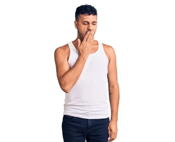 Junge Hispanische Mann Lässiger Kleidung Gelangweilt Gähnend Müde Mund Mit — Stockfoto