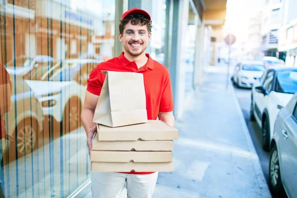 Mladý Kavkazský Doručovatel Muž Usměvavý Šťastný Držení Vzít Pizzu Karton — Stock fotografie
