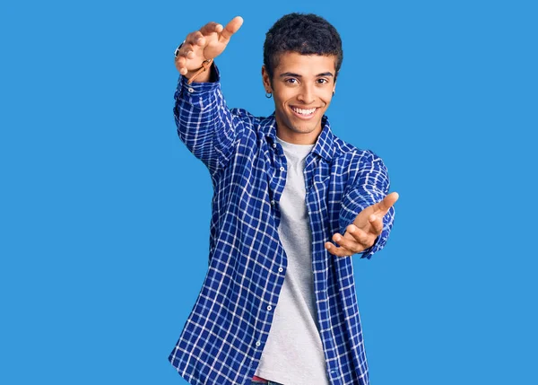 Jovem Afro Americano Vestindo Roupas Casuais Olhando Para Câmera Sorrindo — Fotografia de Stock