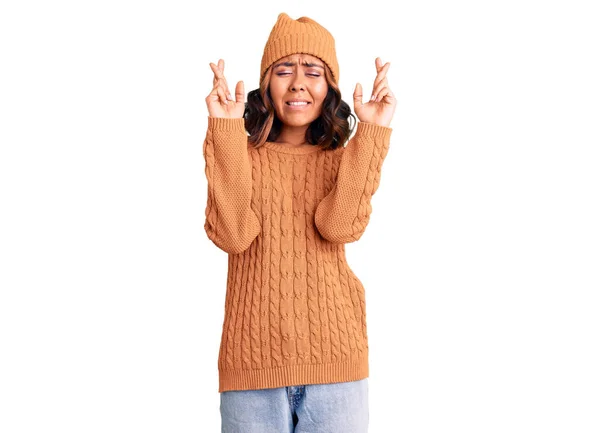 Junge Schöne Mischlingshündin Wollpullover Und Wintermütze Mit Erhobenem Zeigefinger Lächelnd — Stockfoto