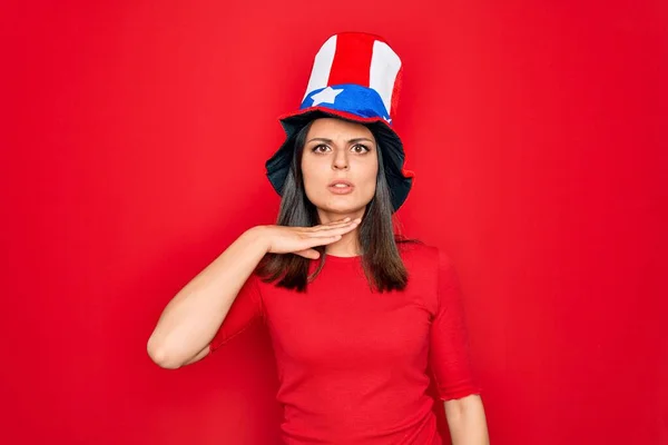 Νέα Όμορφη Μελαχρινή Γυναίκα Φορώντας Ηνωμένες Πολιτείες Καπέλο Γιορτάζει Την — Φωτογραφία Αρχείου