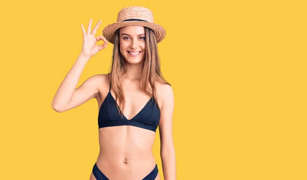 Joven Hermosa Chica Con Bikini Sombrero Sonriente Positiva Haciendo Signo — Foto de Stock