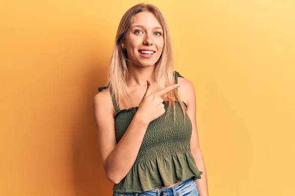 Ung Blondine Kvinde Iført Afslappet Tøj Smilende Munter Peger Med - Stock-foto