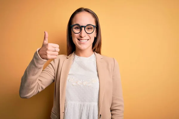 Jonge Mooie Zakenvrouw Draagt Jas Bril Geïsoleerde Gele Achtergrond Doet — Stockfoto