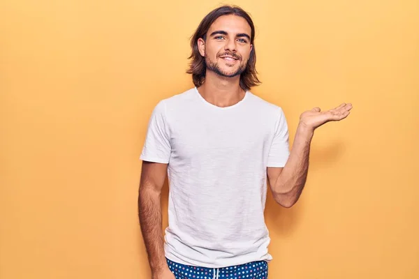 Joven Hombre Guapo Con Ropa Casual Sonriente Alegre Presentando Señalando —  Fotos de Stock