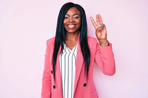 Junge Afrikanisch Amerikanische Frau Businesskleidung Zeigt Und Zeigt Mit Finger — Stockfoto