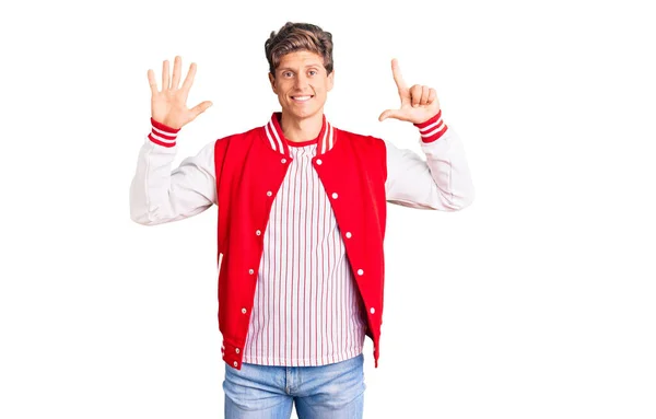 Junger Gutaussehender Mann Baseball Uniform Zeigt Mit Finger Nummer Sieben — Stockfoto