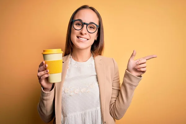 Joven Mujer Negocios Hermosa Bebiendo Taza Café Para Llevar Sobre — Foto de Stock