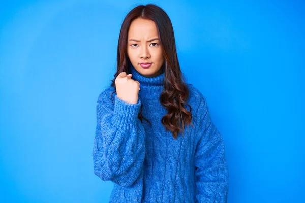 怒りで叫んでいる間 若い美しい中国の女の子はカジュアルな冬のセーターを着て怒って怒って拳を上げると激怒しました 怒りと攻撃的な考え方 — ストック写真
