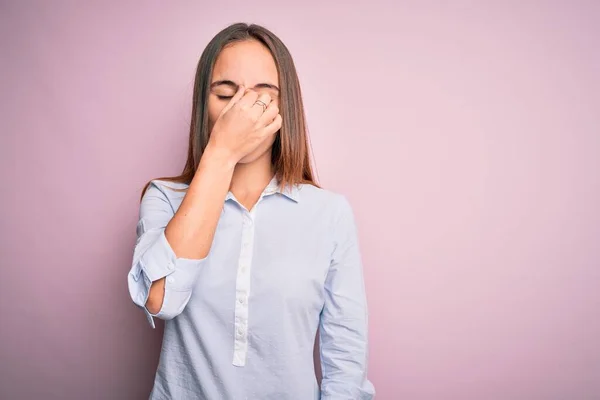 Ung Vacker Affärskvinna Bär Elegant Skjorta Står Över Isolerade Rosa — Stockfoto