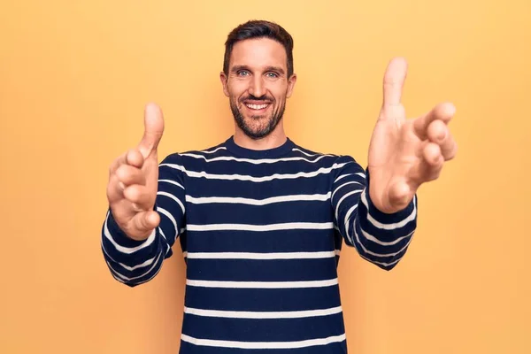 Joven Hombre Guapo Con Suéter Rayas Casual Pie Sobre Fondo — Foto de Stock