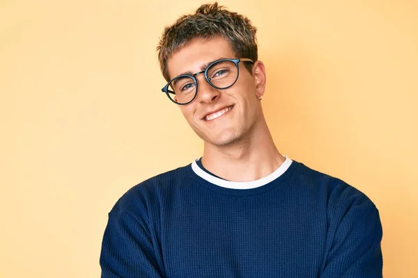 Mladý Pohledný Muž Neformálním Oblečení Brýlích Šťastně Usmívá Zkříženýma Rukama — Stock fotografie