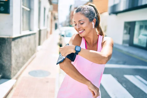 Middle Age Sportswoman Smiling Happy Training City — Stock Photo, Image