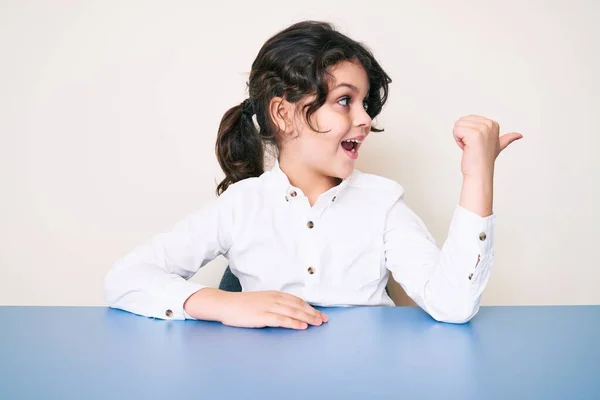 Schattig Latijns Amerikaans Kind Draagt Casual Kleding Zitten Tafel Duim — Stockfoto