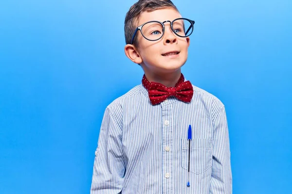 Lindo Niño Rubio Con Corbata Lazo Nerd Gafas Mirando Hacia — Foto de Stock