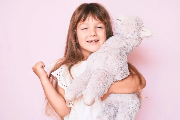 Kis Kaukázusi Kislány Hosszú Haj Tartja Plüssállat Sikoltozó Büszke Ünneplő — Stock Fotó