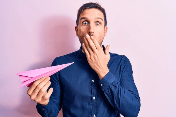 Joven Hombre Guapo Sosteniendo Avión Papel Rosa Pie Sobre Fondo —  Fotos de Stock