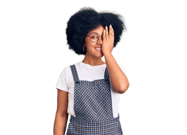 年轻的非洲裔美国女孩 身穿休闲装 一只眼睛蒙着 脸上挂着自信的微笑 感情令人惊讶 — 图库照片