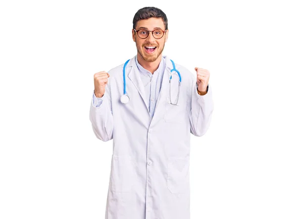 Jovem Bonito Com Urso Vestindo Uniforme Médico Celebrando Surpreso Surpreso — Fotografia de Stock