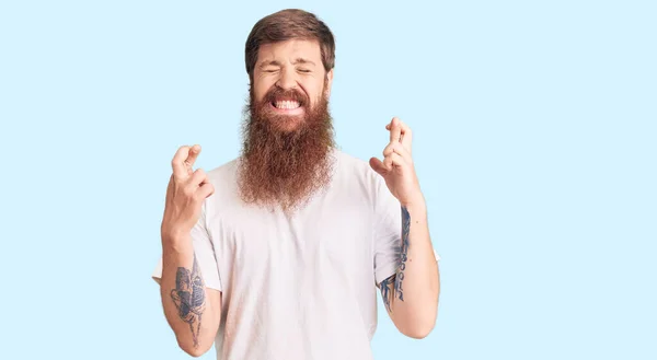 Bonito Jovem Homem Cabeça Vermelha Com Barba Longa Vestindo Casual — Fotografia de Stock