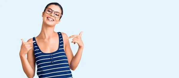 Mujer Hermosa Joven Con Ropa Casual Gafas Sonriendo Alegre Mostrando —  Fotos de Stock