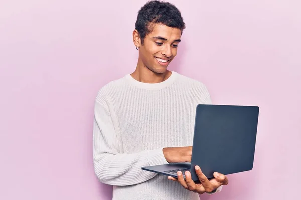 Jonge Afrikaanse Amerikaanse Man Houdt Laptop Kijken Positief Gelukkig Staan — Stockfoto