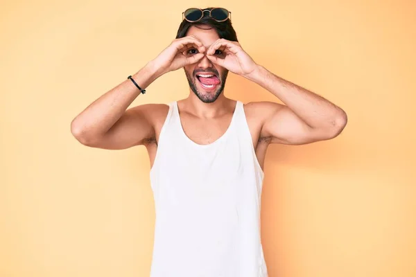 Schöner Hispanischer Mann Mit Sommerlook Und Sonnenbrille Der Eine Gute — Stockfoto