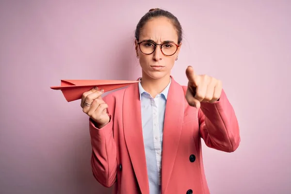 Fiatal Gyönyörű Üzletasszony Tartja Papír Repülőgép Felett Elszigetelt Rózsaszín Háttér — Stock Fotó