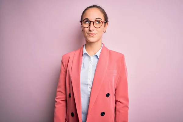 Jovem Mulher Negócios Bonita Vestindo Jaqueta Óculos Sobre Fundo Rosa — Fotografia de Stock