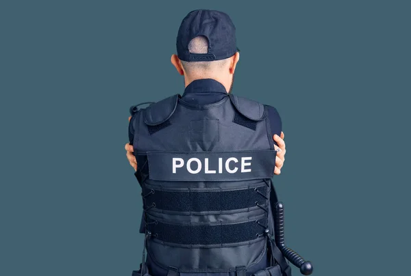 Νεαρός Όμορφος Άντρας Που Φοράει Αστυνομική Στολή Αγκαλιάζοντας Τον Εαυτό — Φωτογραφία Αρχείου