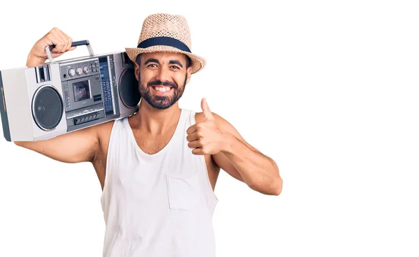 Ung Latinamerikan Man Håller Boombox Lyssnar Musik Ler Glad Och — Stockfoto