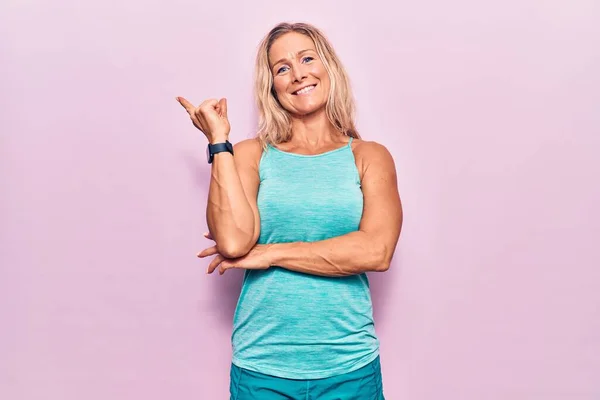 Blonde Frau Mittleren Alters Sportkleidung Auf Rosa Hintergrund Mit Einem — Stockfoto