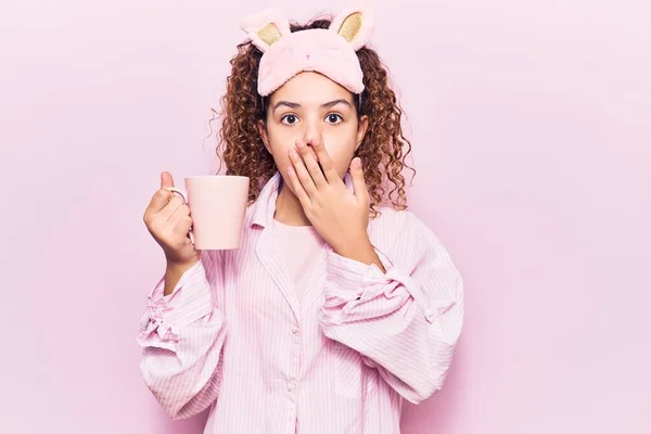 Bella Bambina Con Capelli Ricci Che Indossano Maschera Del Sonno — Foto Stock