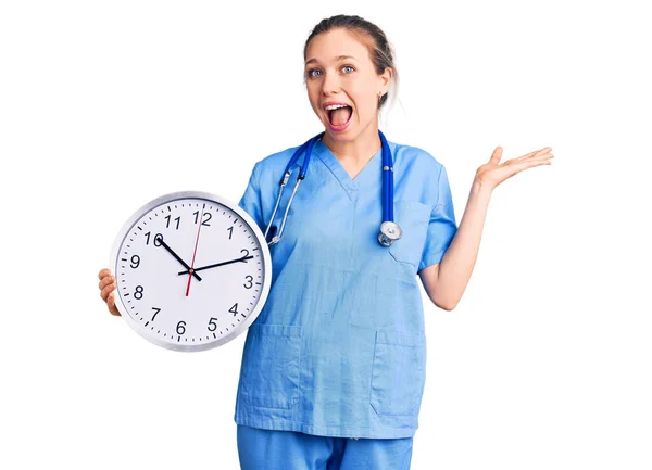 Joven Mujer Rubia Hermosa Vistiendo Uniforme Médico Estetoscopio Celebrando Victoria — Foto de Stock