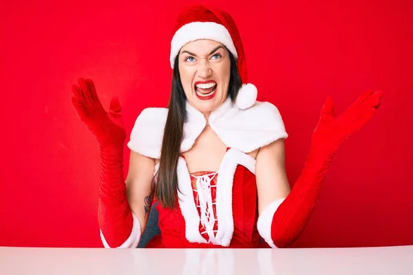 Mulher Caucasiana Jovem Vestindo Traje Papai Noel Louco Louco Gritando — Fotografia de Stock