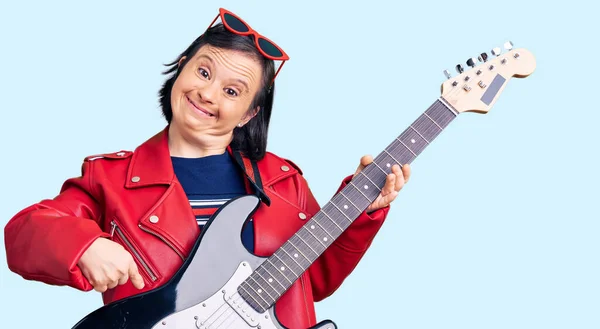Sendromlu Esmer Kadın Elektro Gitar Çalıyor Gülümsüyor — Stok fotoğraf