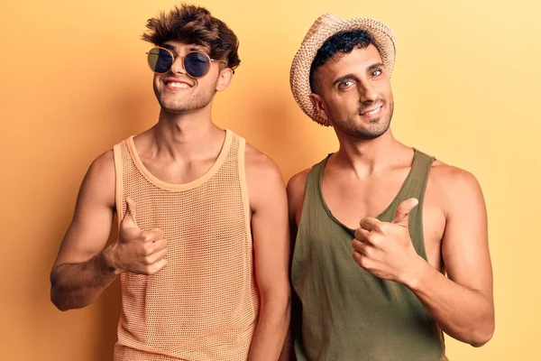 Jovem Gay Casal Vestindo Verão Roupas Fazendo Feliz Polegares Até — Fotografia de Stock