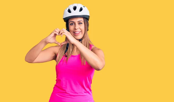 Jeune Belle Femme Portant Casque Vélo Souriant Amour Montrant Symbole — Photo