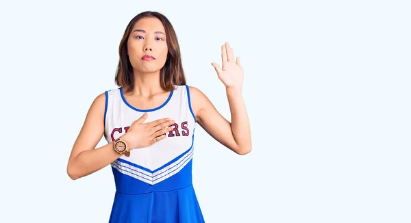 Ung Vacker Kinesisk Flicka Bär Cheerleader Uniform Svär Med Handen — Stockfoto