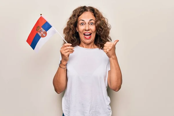 Medelåldern Vacker Patriotisk Kvinna Som Håller Serbiska Flaggan Över Isolerad — Stockfoto