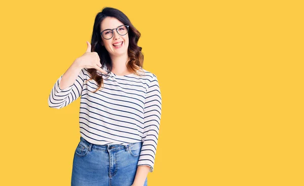 Hermosa Joven Morena Vestida Con Ropa Casual Gafas Sonriendo Haciendo —  Fotos de Stock