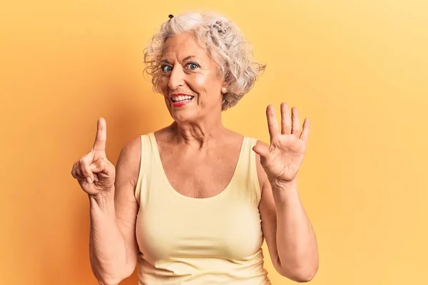 Senior Mujer Pelo Gris Con Ropa Casual Mostrando Apuntando Hacia — Foto de Stock