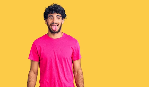 Joven Guapo Con Pelo Rizado Oso Que Usa Una Camiseta —  Fotos de Stock