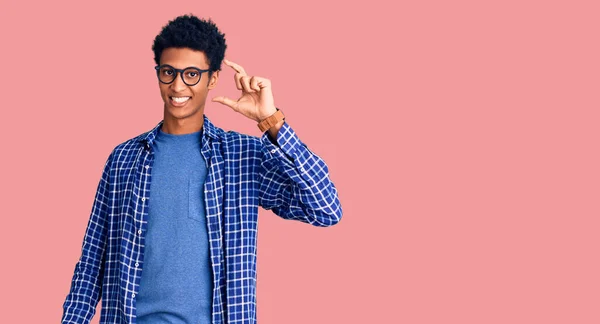 Joven Hombre Afroamericano Vistiendo Ropa Casual Gafas Sonriente Confiado Gesto — Foto de Stock