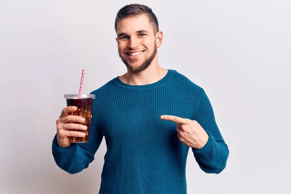 Joven Hombre Guapo Dirnking Bebida Refresco Cola Sonriendo Feliz Señalando —  Fotos de Stock