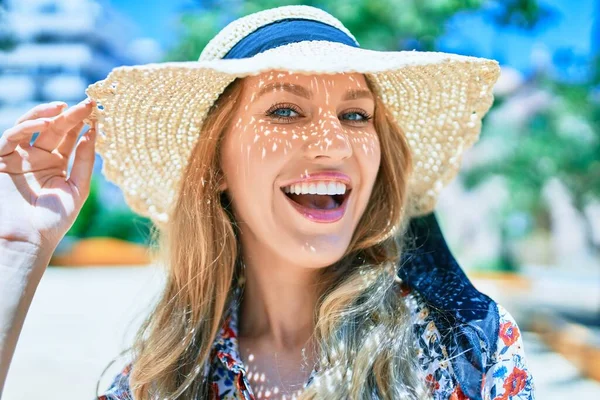 Молода Красива Блондинка Відпустці Одягнена Літній Капелюх Посміхається Щасливо Стоячи — стокове фото