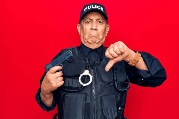 Älterer Mann Mit Grauen Haaren Polizeiuniform Waffe Mit Wütendem Gesicht — Stockfoto