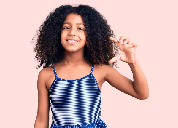 Niño Afroamericano Con Pelo Rizado Usando Trajes Baño Sonriente Gesto — Foto de Stock