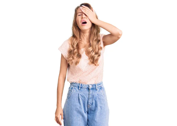 Mulher Branca Bonita Nova Com Cabelo Loiro Vestindo Roupas Casuais — Fotografia de Stock