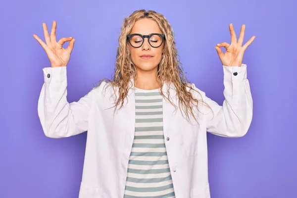 Mladá Krásná Blondýna Vědec Žena Nosí Kabát Brýle Přes Fialové — Stock fotografie